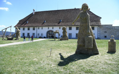 Exposition de sculptures de foin unique
